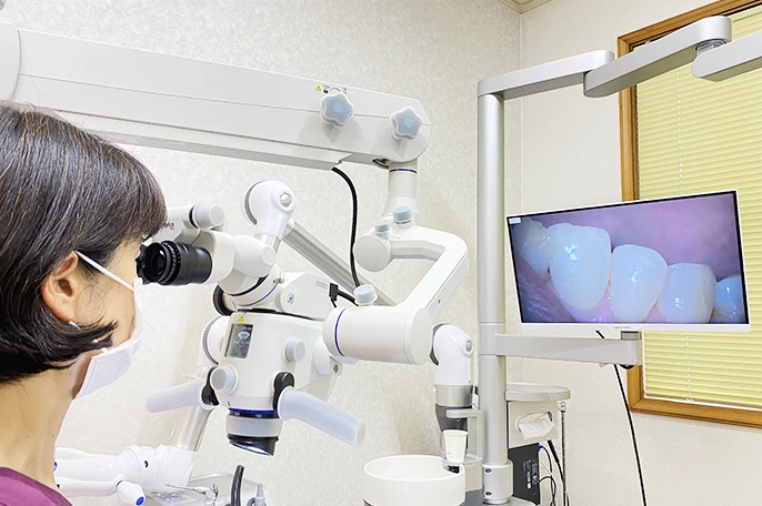 マイクロスコープで治療中の様子